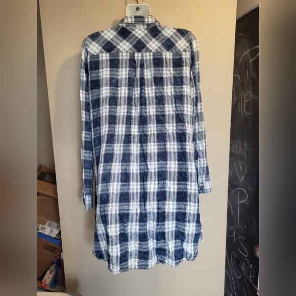 Reitmans Blue and White Plaid Shirt, Size Medium - Picture 2 of 5
